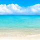 Ein karibischer Strand und Meer mit türkisfarbenem Wasser - Hintergrundbild des Sliders der Seite Schätze