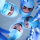 Fertig zum Eingriff - Vier Chirurgen beugen sich über einen Patienten
