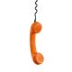 Ein orangefarbener herunterhängender Telefonhörer